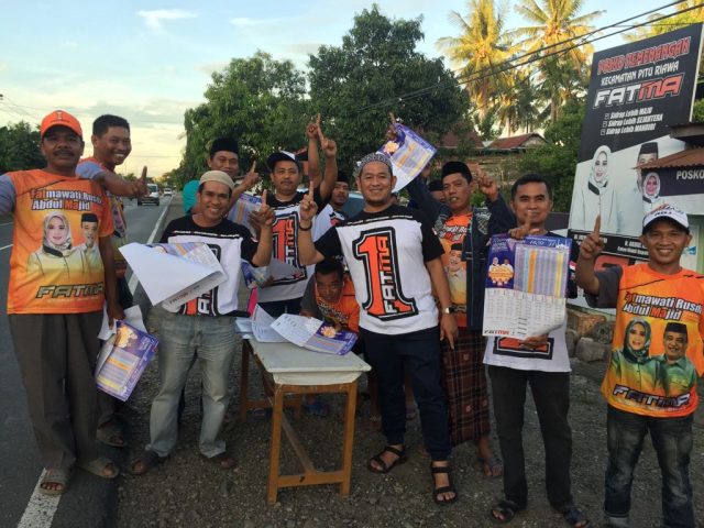 Relawan FATMA Bagi Takjil di Pitu Riawa