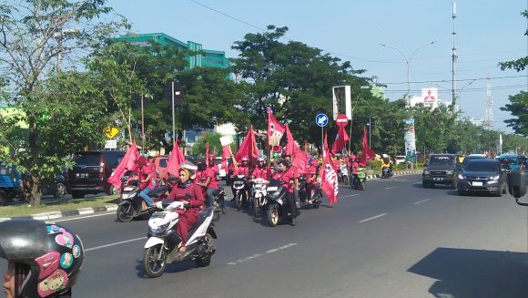 May Day, Ratusan Motor Pasukan Merah-Kuning Padati Jalan Urip Sumiharjo, Dua Mobil Damkar Terjebak