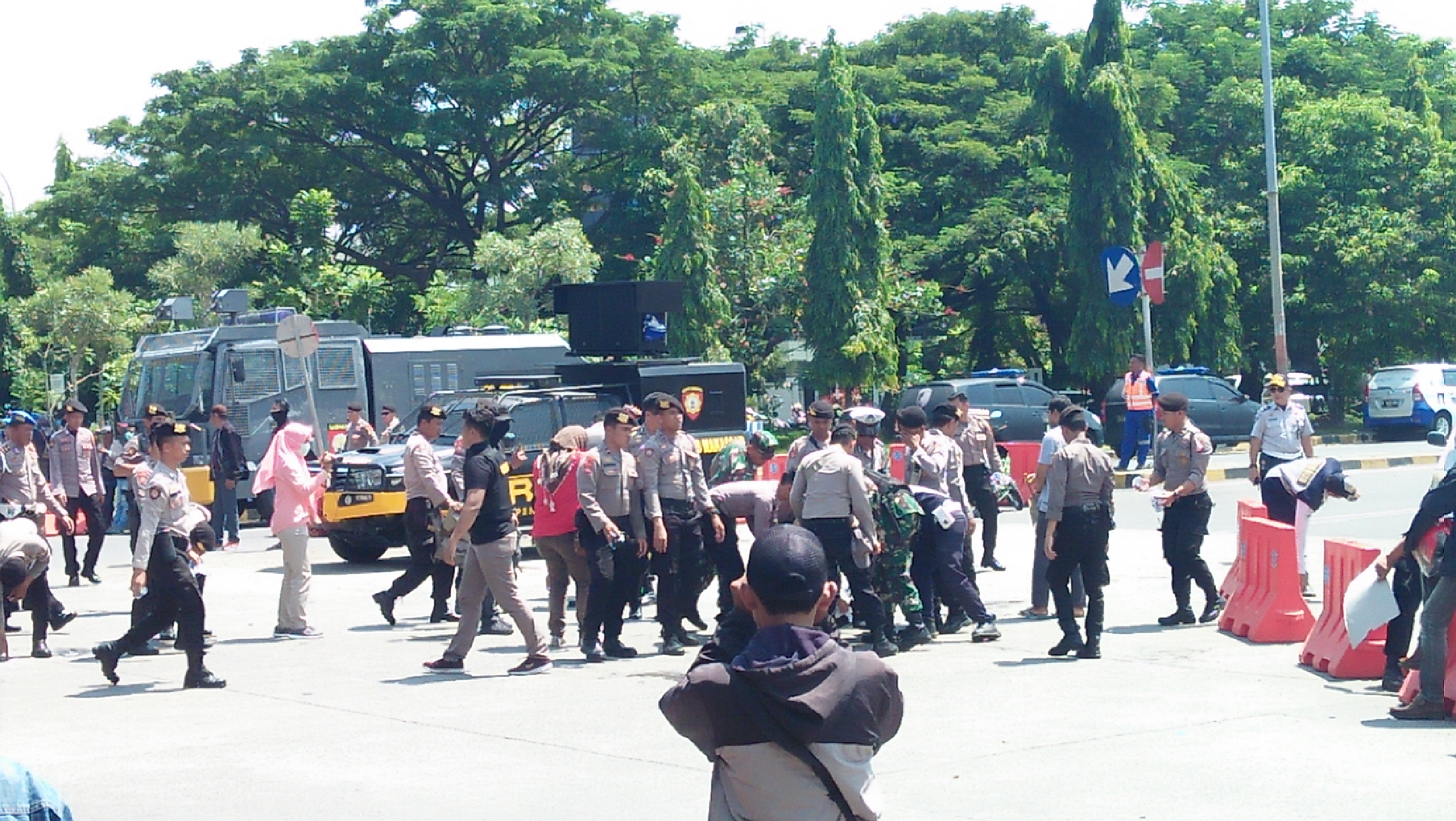 Wakapolrestabes Makassar Pungut Sisa Sampah Pendemo di Flyover