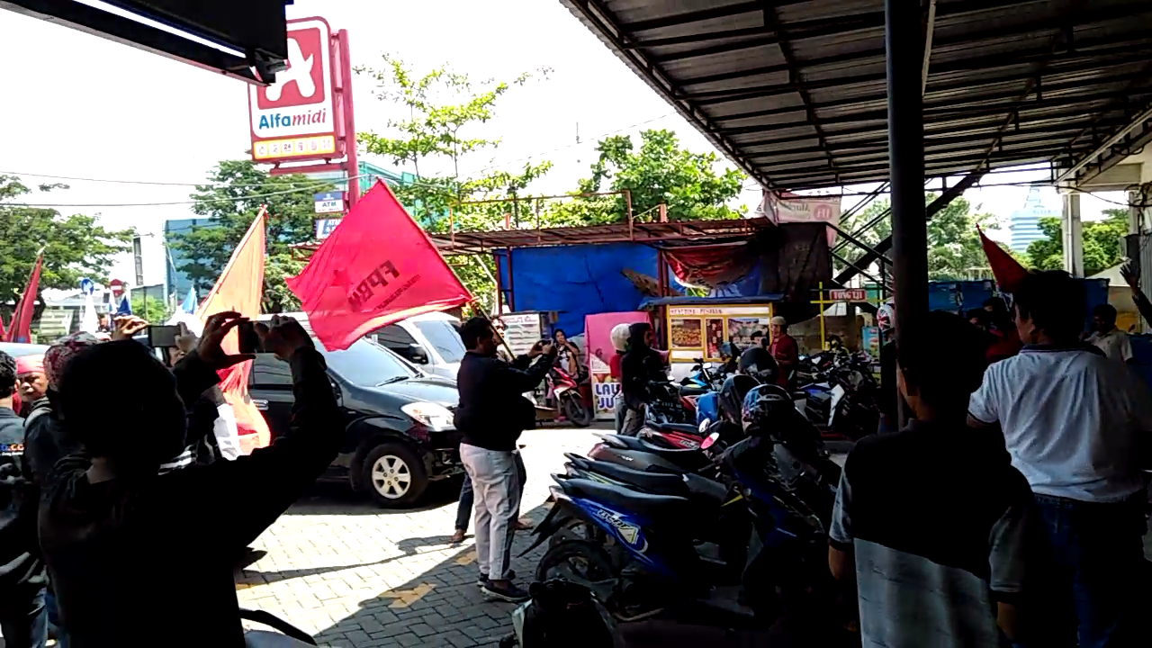Pulang Dari Flyover, Massa FPBN Tutup Paksa Alfamidi