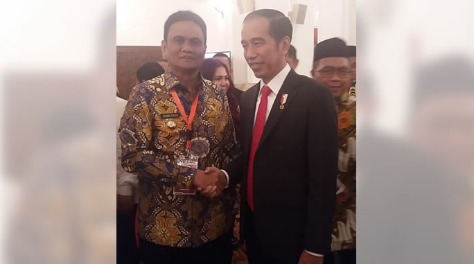 Bupati barru mendapat UHC Award dari Jokowi