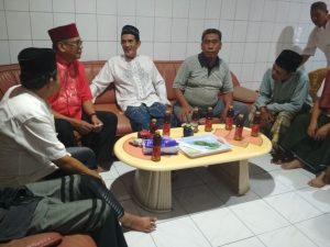 Warga menyampaikan keluhannya kepada FAS usai salat tarwih di Masjid Tarbiyah Lontannge. 