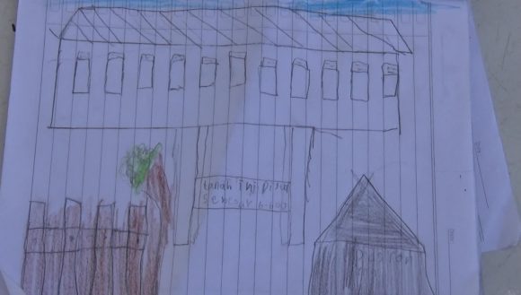 Harini, pelajar Kelas II SDN 11 Parepare menggambar sekolahnya yang disegel oleh pemilik.(ist)