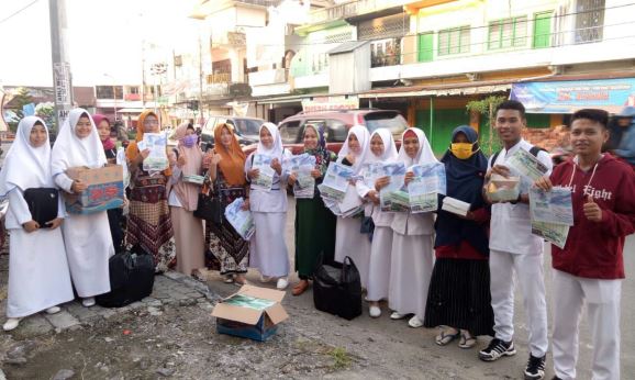 mahasiswa/i Stikes Muhammadiyah Sidrap berbagi takjil