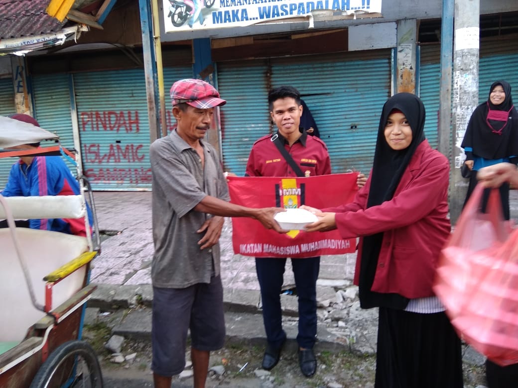 IMM Parepare Berbagi Buka Puasa ke Penarik Becak