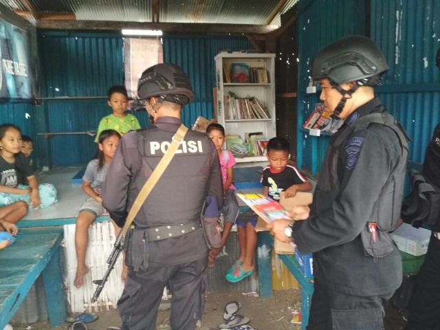 Berkah Di Bulan Ramadan Anggota Brimob Berbagi Buku Melalui Komunitas Sahabat Pesisir