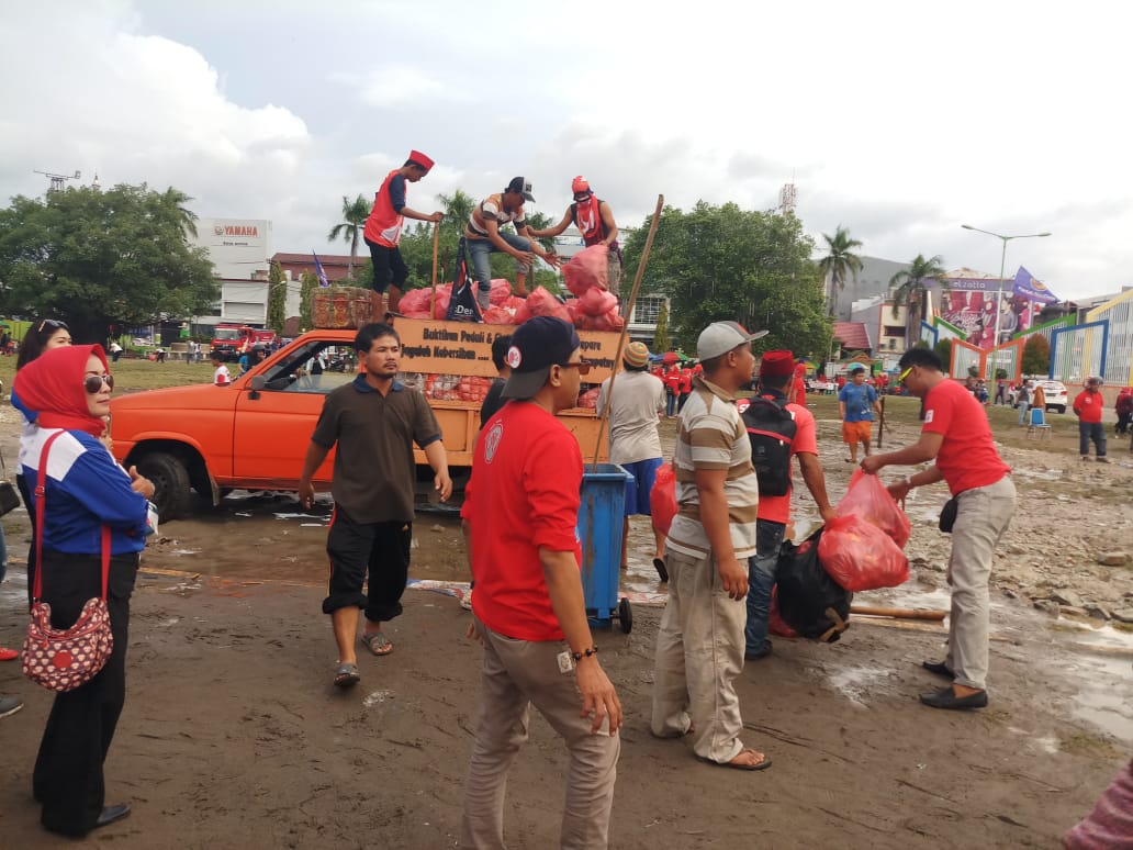 Usai Kampanye, Loyalis FAS Pungut Sampah