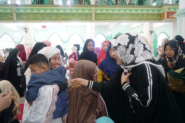 Lebaran di Masjid Agung, Warga Berebut Foto Bersama Fatmawati