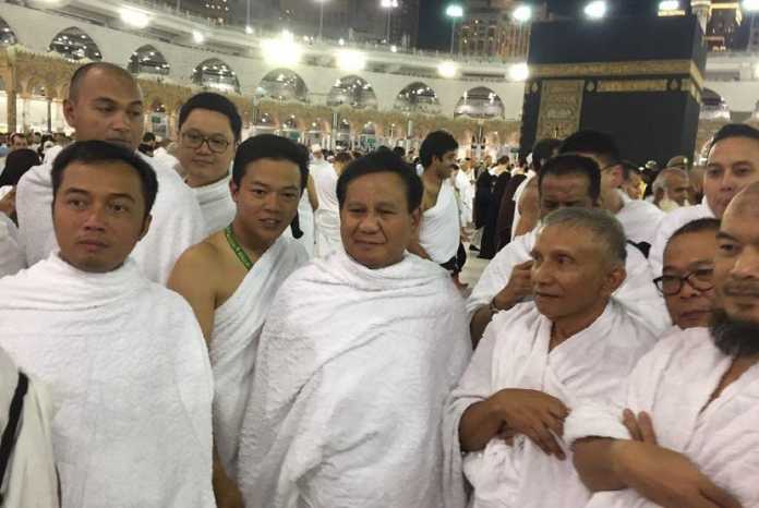 Prabowo dan Amin Rais Doa Bersama di Depan Ka’bah