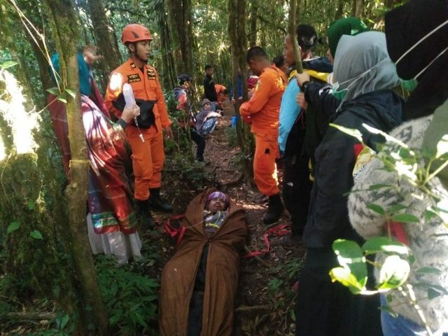 Tim SAR Berhasil Evakuasi Pendaki yang Jatuh di Pos 3 Bawakaraeng Tim SAR Berhasil Evakuasi Pendaki yang Jatuh di Pos 3 Bawakaraeng