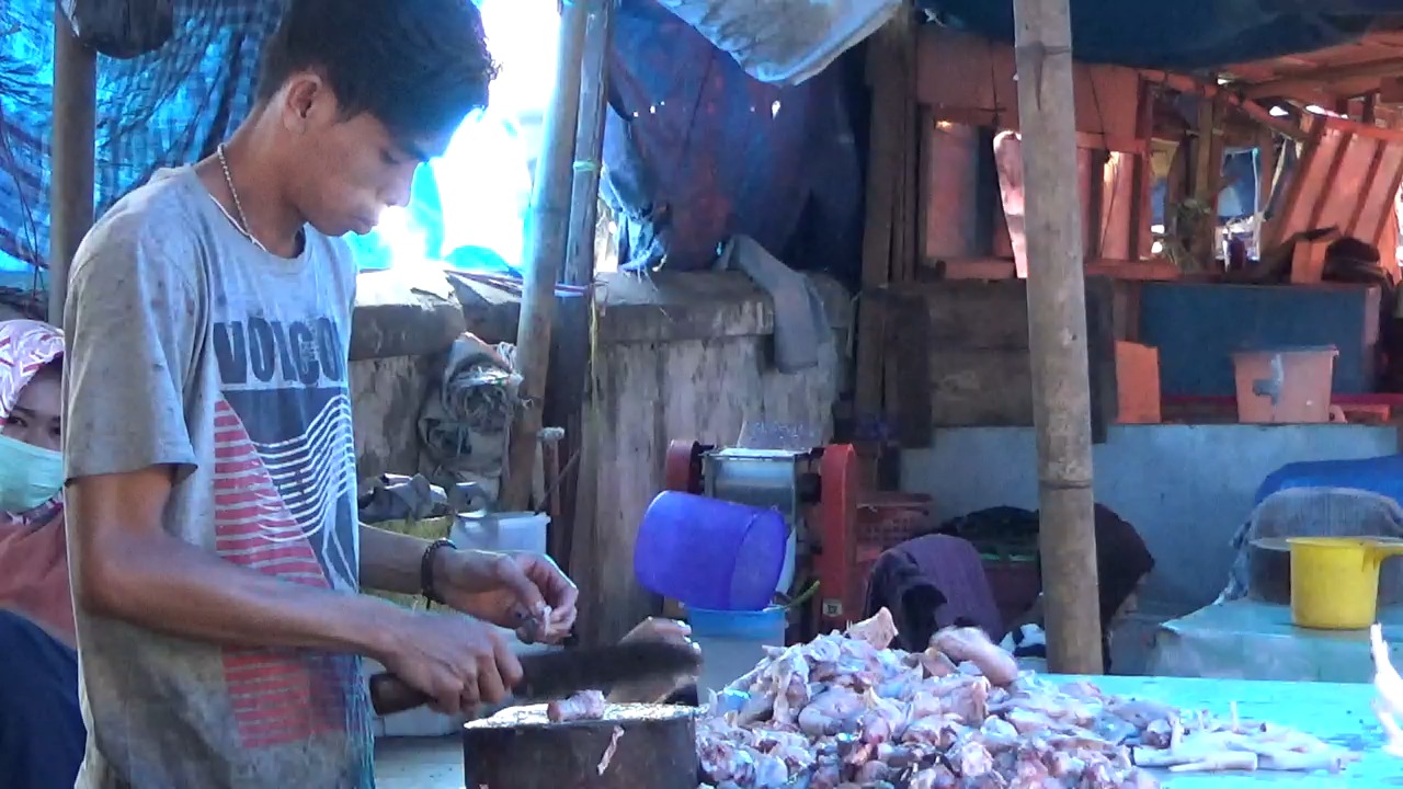 Pembeli Sepi, Harga Ayam Melonjak di Pasar Lakessi
