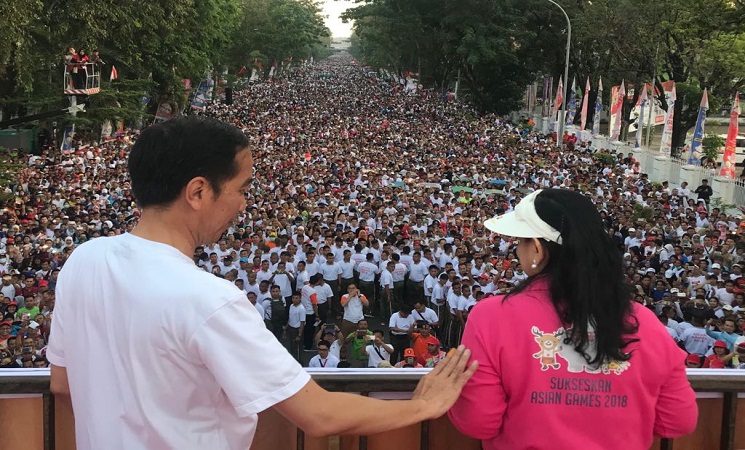 Presiden Jokowi Bersama Ibu Negara Jalan Sehat di Makassar