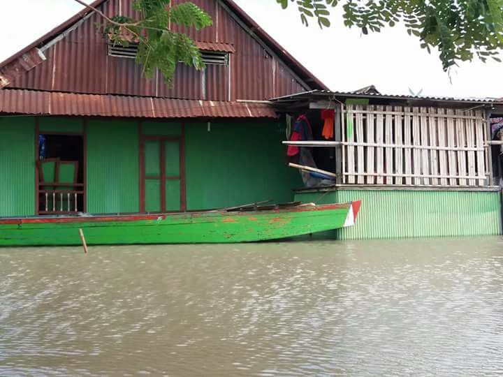 Pemkab Sidrap Bantu Warga di Pesisir Danau Sidenreng Pemkab Sidrap Bantu Warga di Pesisir Danau Sidenreng