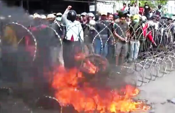 Massa Kembali Demo Panwaslu Pinrang Tuntut Pemungutan Suara Ulang