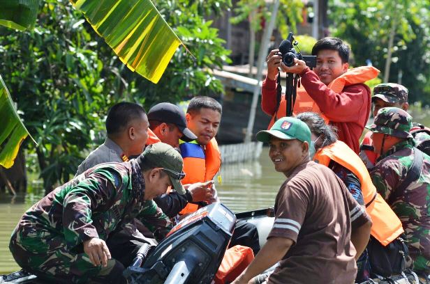 Kunjungi Korban Banjir, Kapolres-Dandim Sidrap Serahkan Sembako dan Obat-obatan