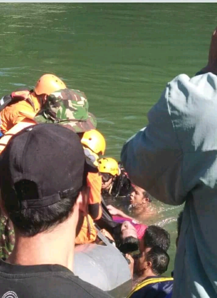 Proses evakuasi mahasiswa yang tenggelam