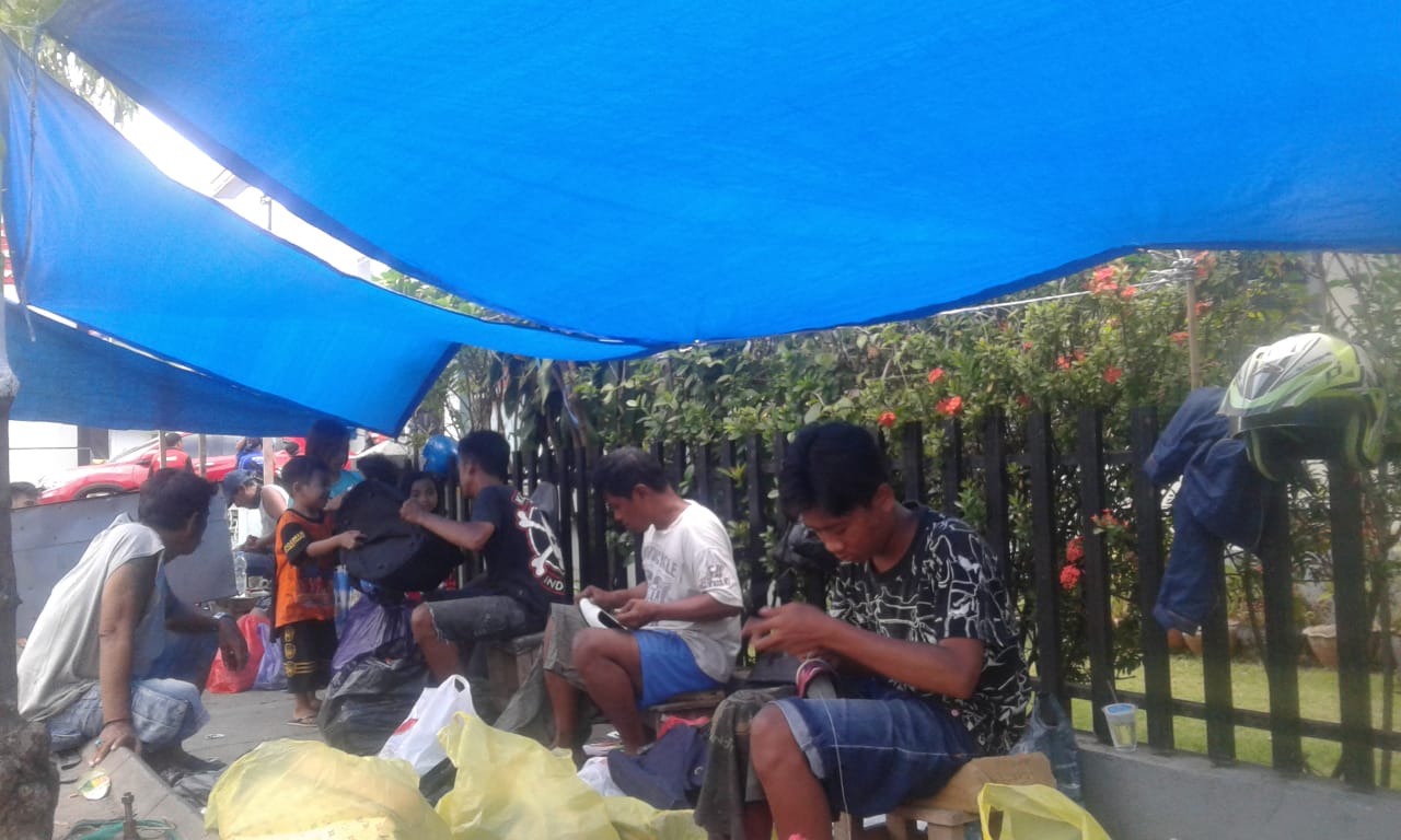 Tangan Terluka dan Keram, Penjahit Sepatu Totalitas Memberi Terbaik