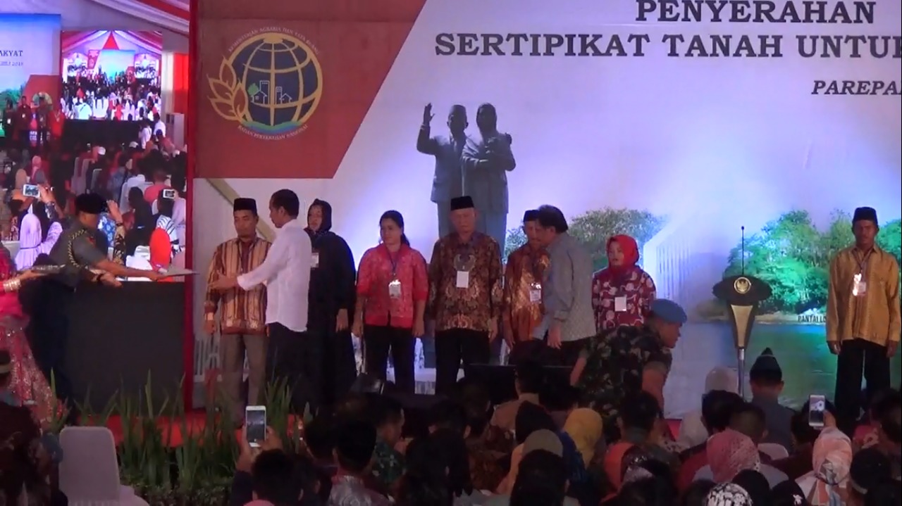 Tidak Perlu Tunggu Tuntas 160 Tahun Lagi, Jokowi Serahkan 5.000 Sertifikat Tanah Warga Sulsel