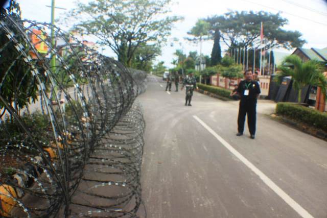 Aparat Kepolisian Menjaga Ketat Rapat Pleno KPU Pinrang