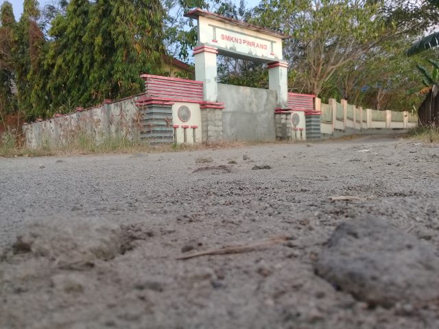 GALERI FOTO : Jalan Rusak Menuju SMK Negeri 3 Pinrang