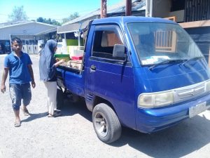 Heru bersama mobilnya. 