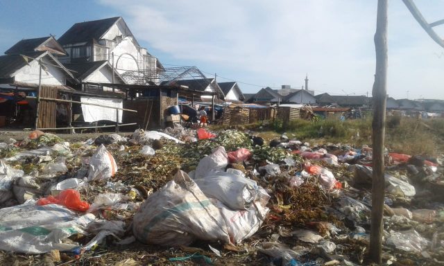 Warga Mengeluh Bau Busuk Tumpukan Sampah Belakang Pasar Lakessi