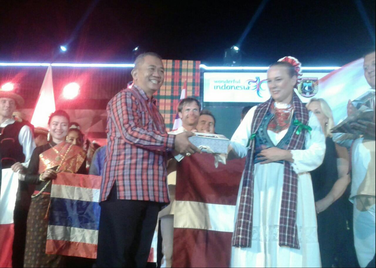 Penutupan PIFAF 2018, Bupati Polman Berjanji Membawa Polewali Mandar Tampil di Eropa