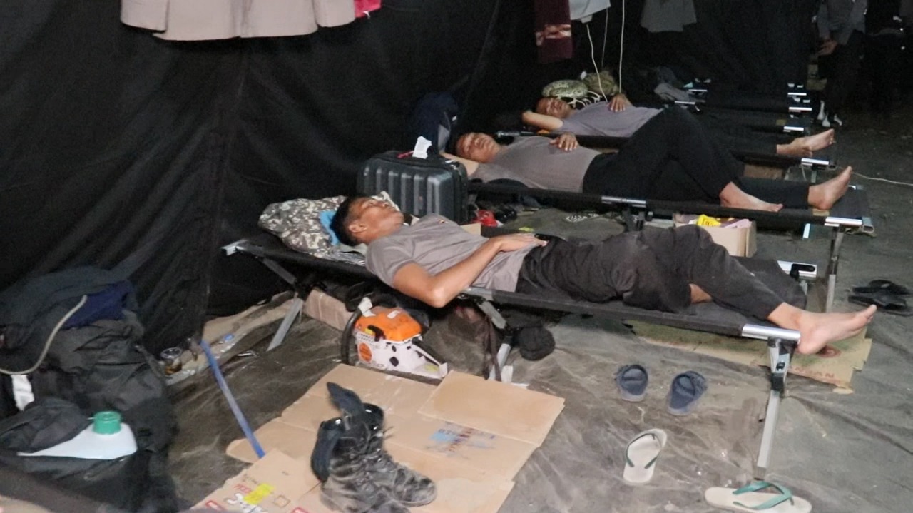 Kapolda Sulsel Pilih Tidur di Tenda Penampungan Usai Memberi Bantuan di Lombok