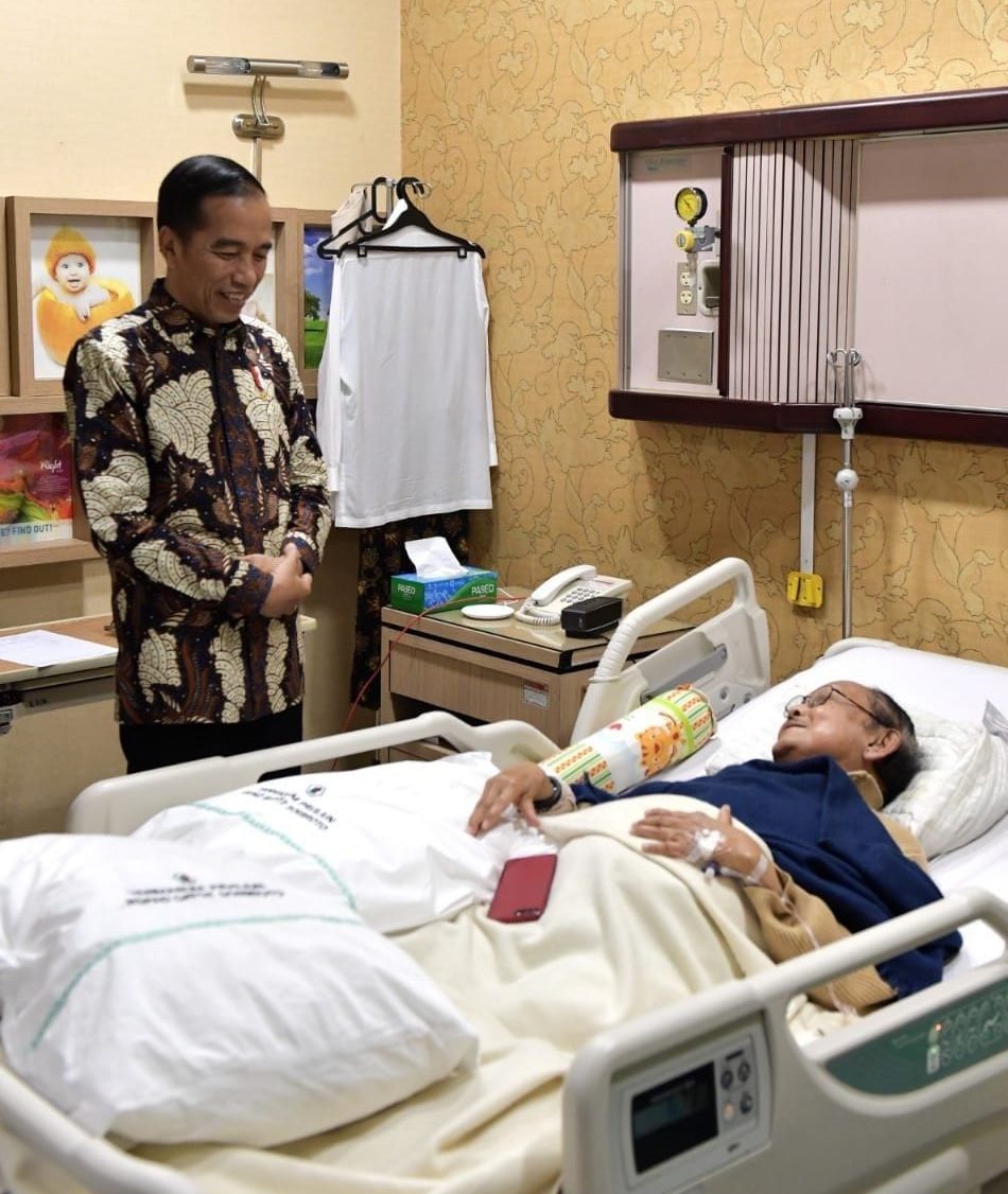 Jokowi Jenguk BJ Habibie di RSPAD Gatot Soebroto