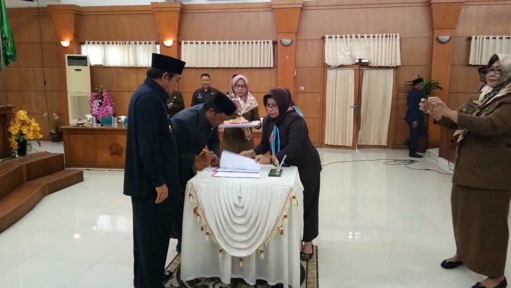 Ketua DPRD Serahkan Catatan Strategi dan Rekomendasi LKPJ Bupati