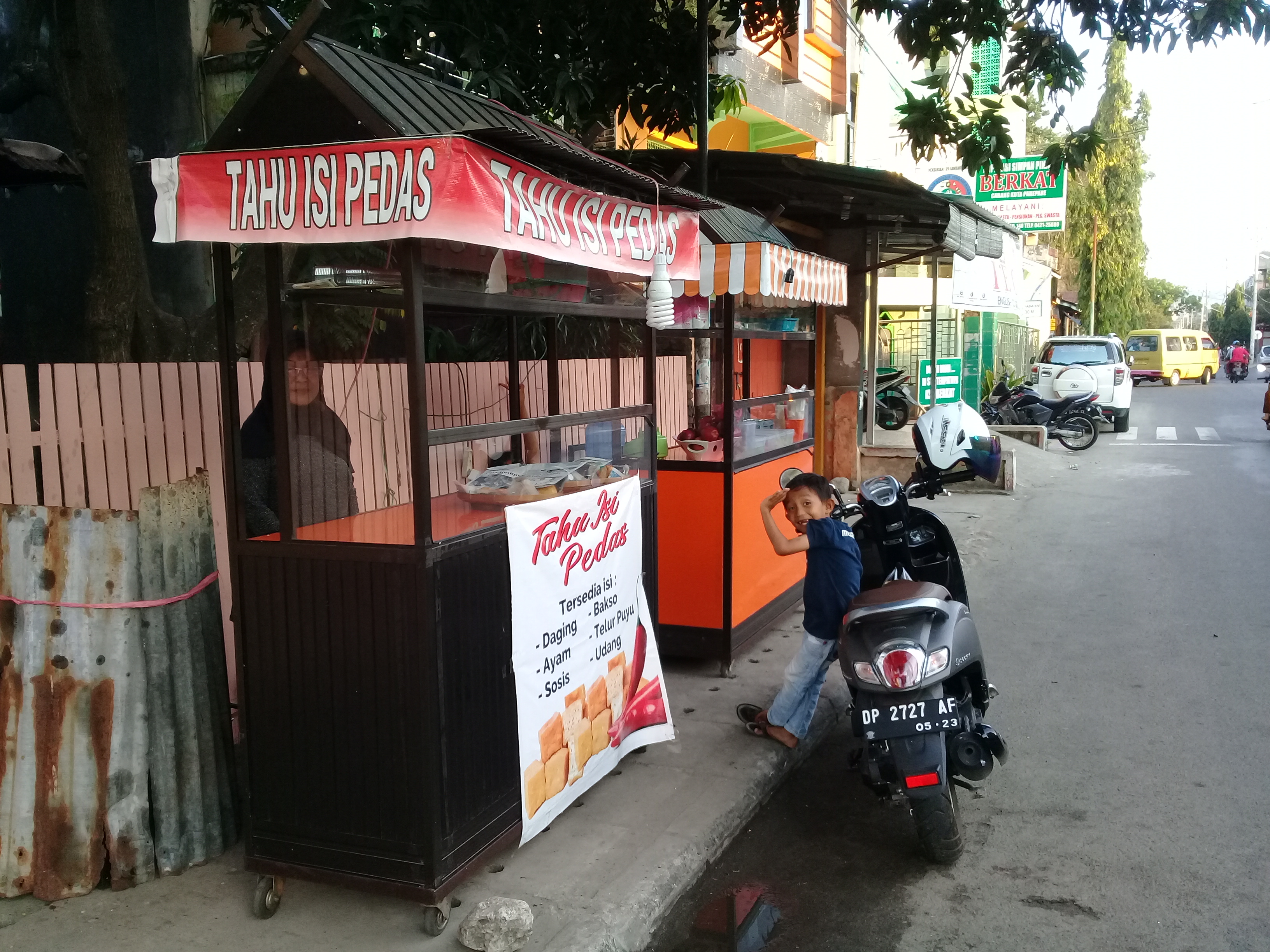 Penjualan Tahu Isi Pedas Kian Laris di Parepare Penjualan Tahu Isi Pedas Kian Laris di Parepare