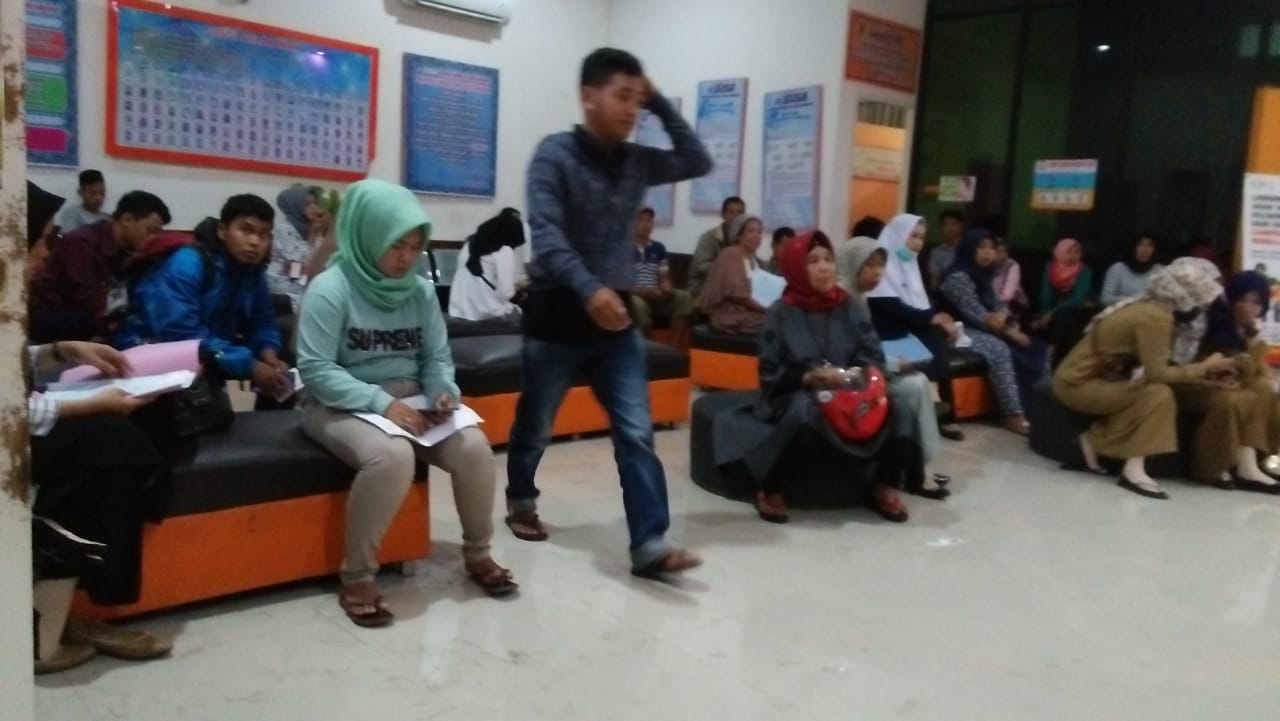 Masyarakat Antre Pengurusan KTP di Dinas Dukcapil