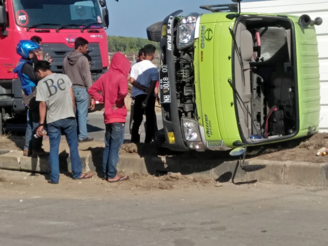 Sopir Diduga Ngantuk, Mobil Milik Indomaret Terguling Sopir Diduga Ngantuk, Mobil Milik Indomaret Terguling