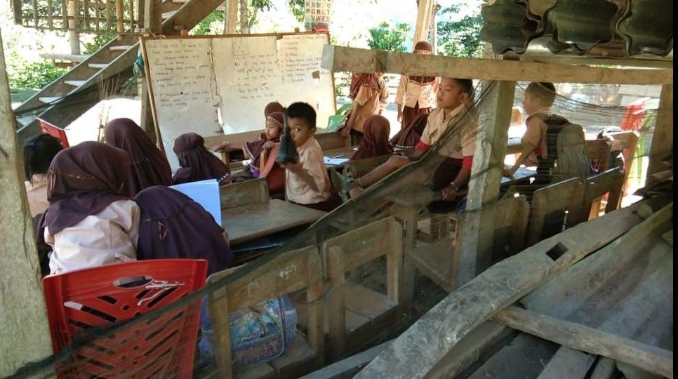 SD Inpres di Pinrang ini Kelas 1-6 Tergabung dalam Satu Kelas Belajar di Kolong Rumah