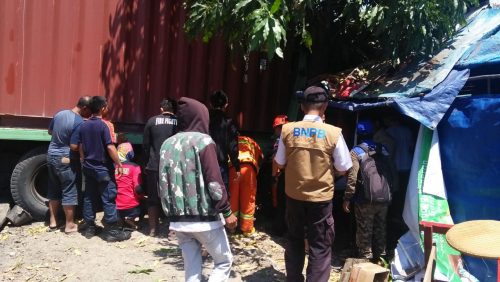 Sopir Truk Kontainer Terjepit di Pohon, Begini Kronolisnya