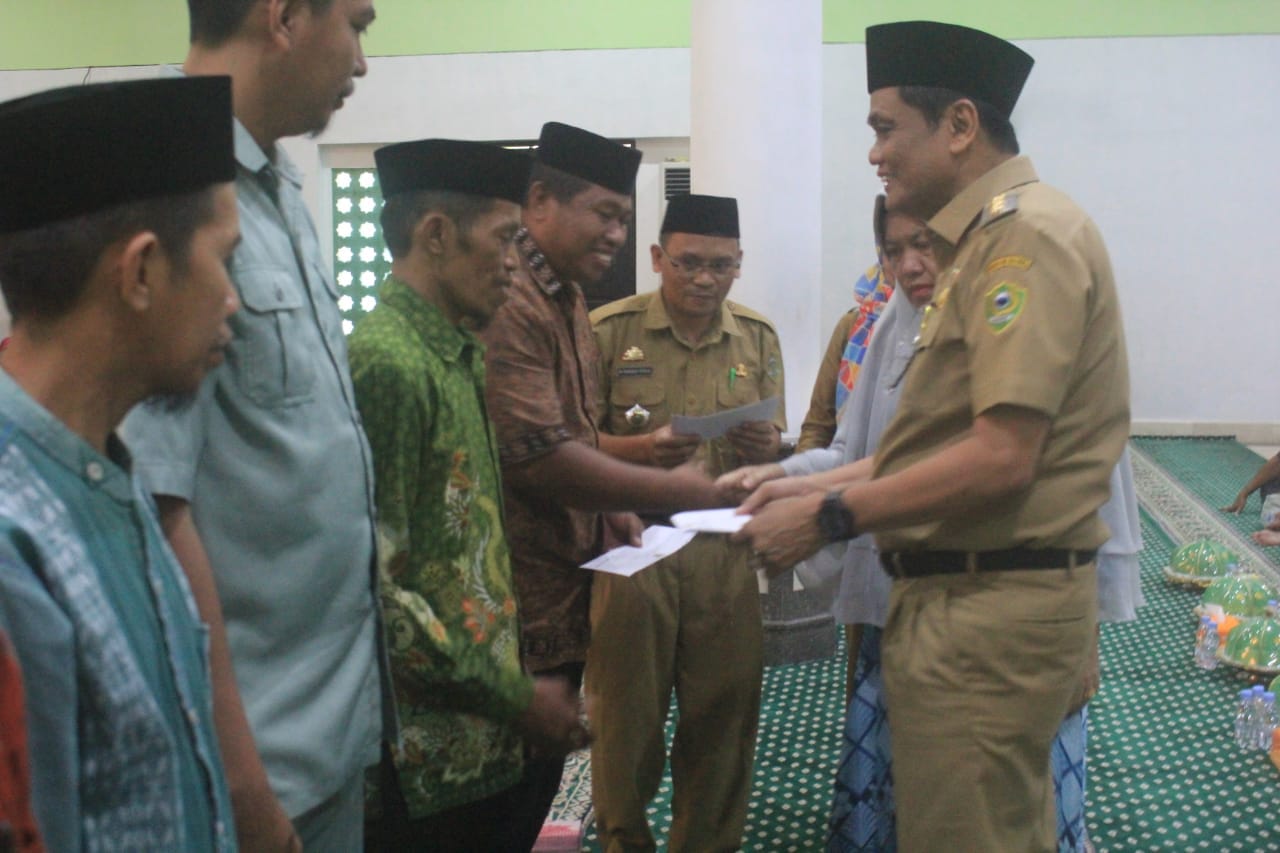 Bupati Barru Bagikan Insentif 1.100 Guru Mengaji