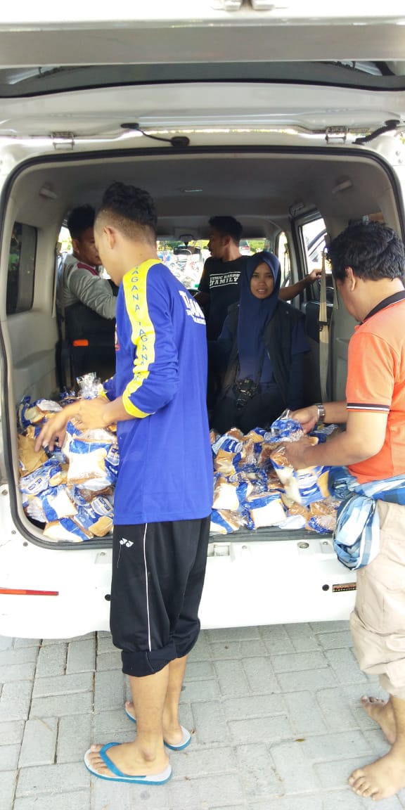Lagi, Kurir Langit Kirim Ribuan Roti ke Lokasi Gempa-Tsunami Sulteng