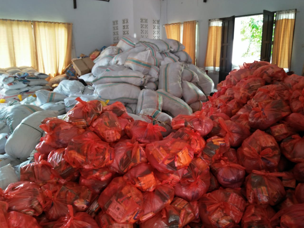 Menumpuk, Bantuan Logistik Pemkab Barru Tunggu Pengiriman ke Sulteng