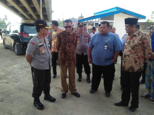 Gubernur Sulsel Nurdin Abdullah didampingi Bupati Barru Suardi Saleh, PPK pengembangan Perkeretaapian, Doni Adi Kuncoro dan Kapolres Barru.