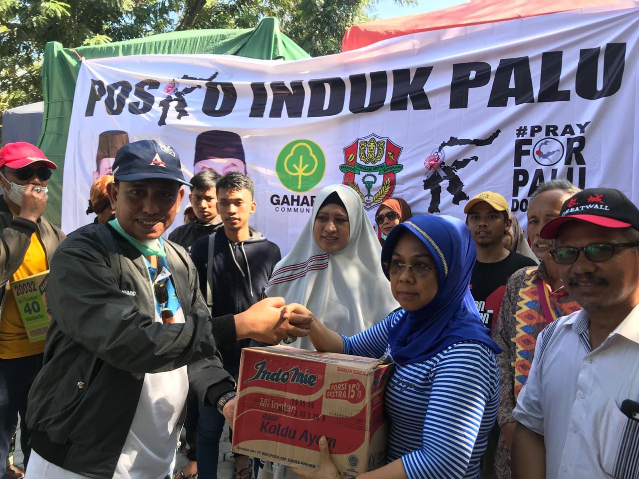 Bupati Wajo Terpilih Bagikan Logistik Buat Korban Gempa di Palu Bupati Wajo Terpilih Bagikan Logistik Buat Korban Gempa di Palu