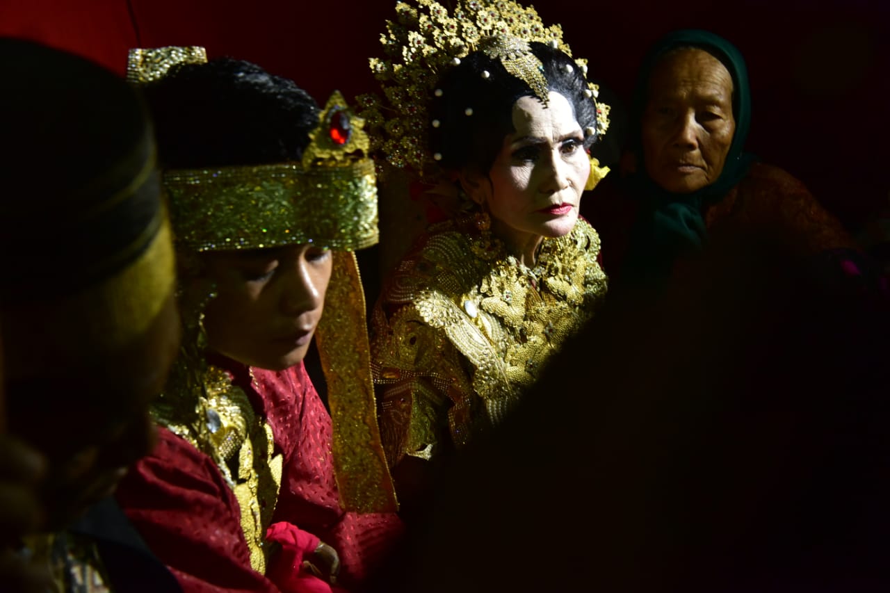 Idris Tegang, Inade Khawatir Bedak Riasan Luntur…Pernikahan Sah! Idris Tegang, Inade Khawatir Bedak Riasan Luntur…Pernikahan Sah!