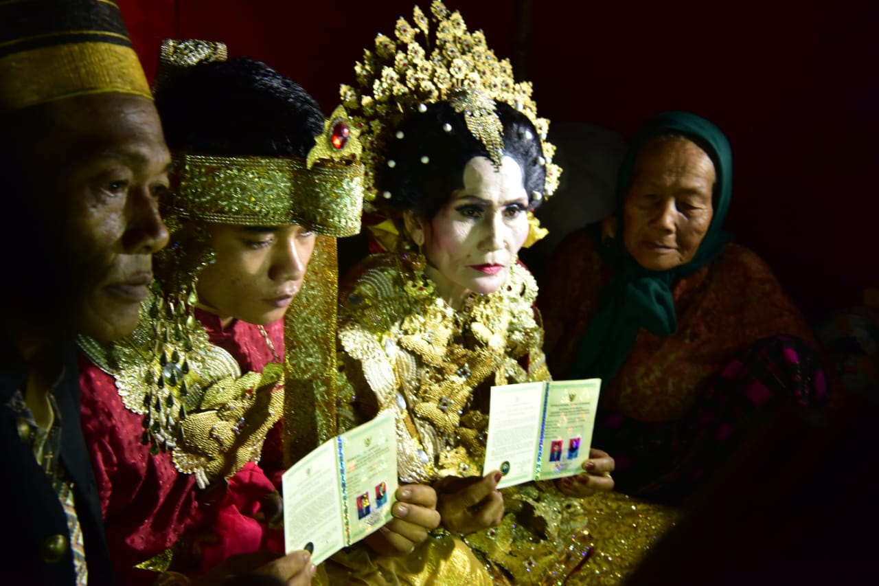 Sebelum Ijab Kabul, Mempelai Perempuan Inade Berkata, “Nda Luntur Ji Bedakku” Sebelum Ijab Kabul, Mempelai Perempuan Inade Berkata, “Nda Luntur Ji Bedakku”