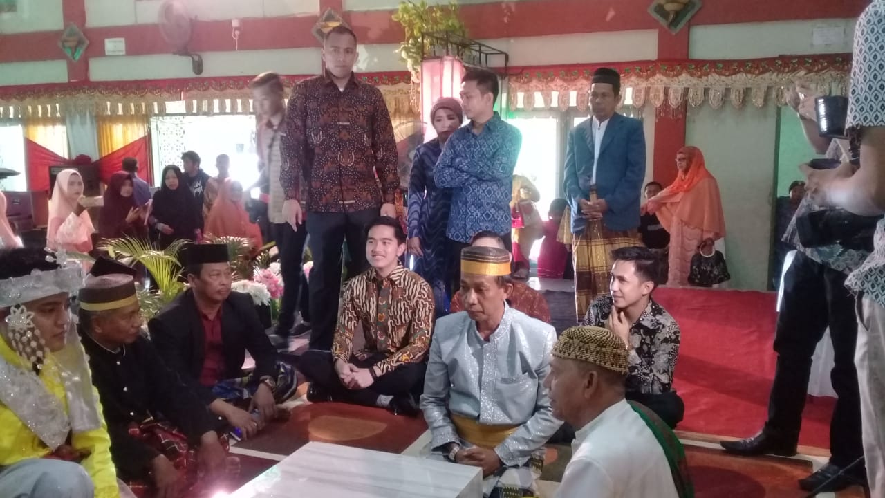 GALERI FOTO : Kaesang Pangarep Hadiri Akad Nikah Andhika-Risda di Islamic Centre Parepare