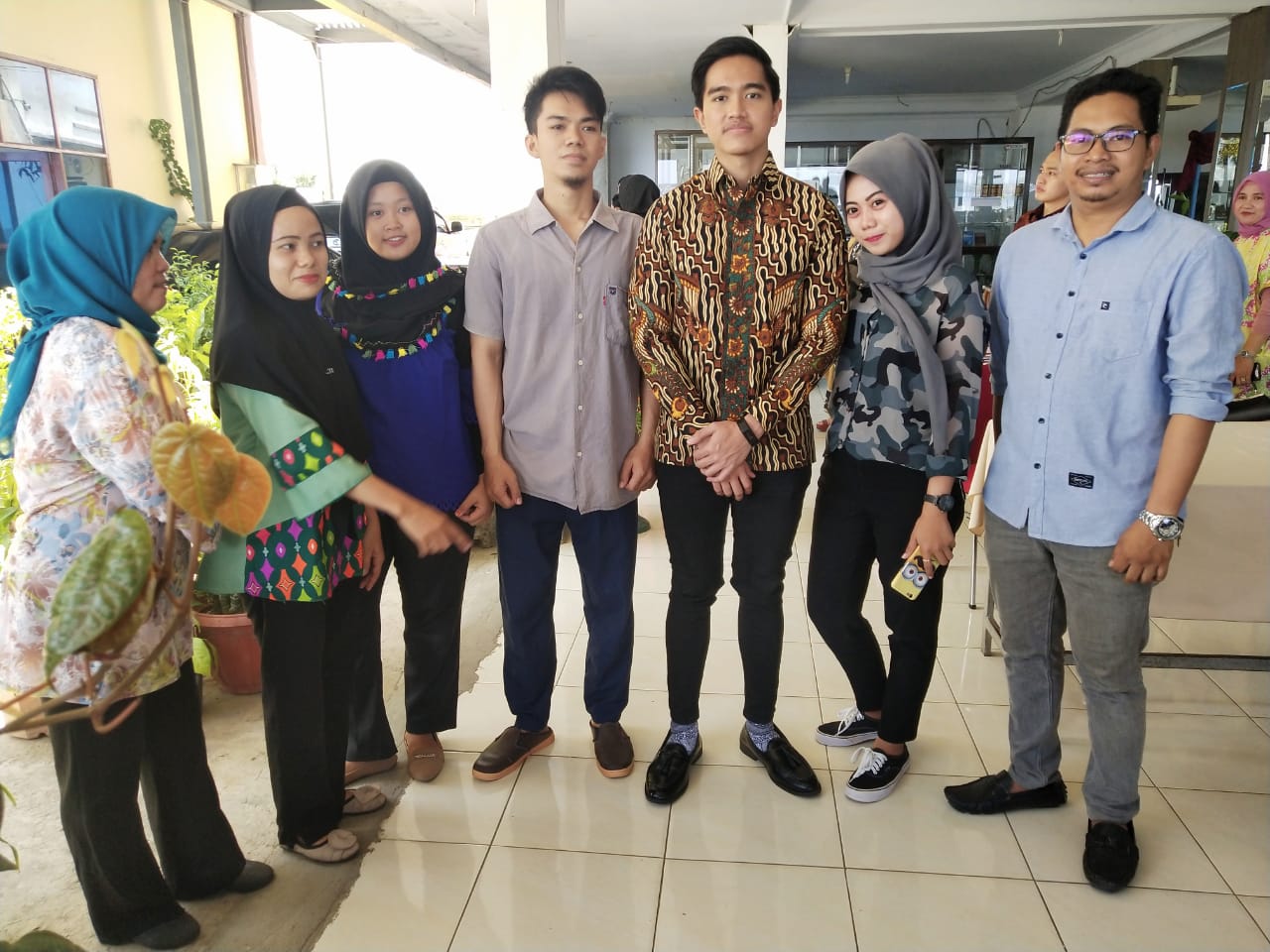 GALERI FOTO : Manager dan Karyawan Hotel Kenari Parepare Foto Bersama Putra Presiden Jokowi