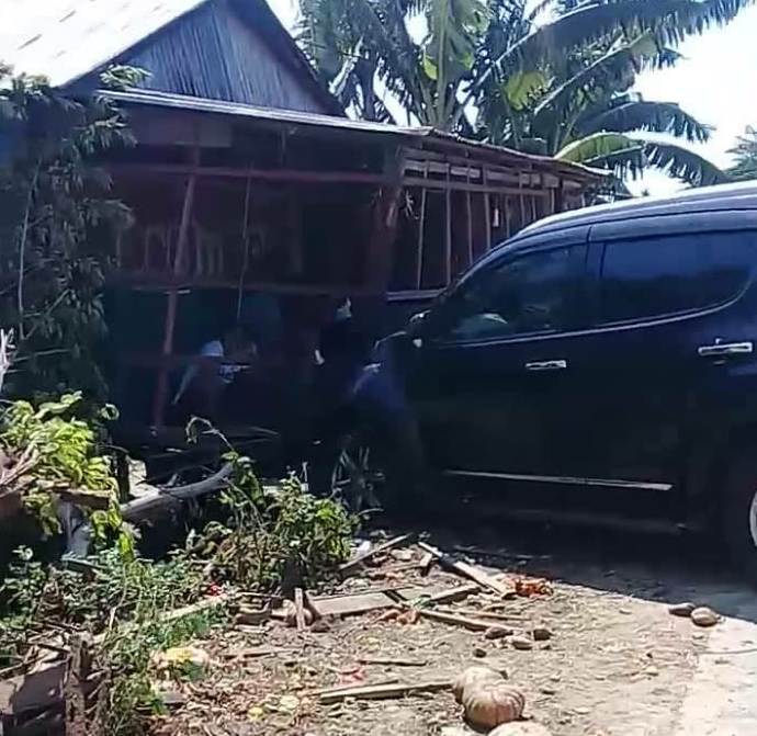 Hilang Kendali, Sopir Mobil Dinas Sulbar Seruduk Kios Semangka di Barru