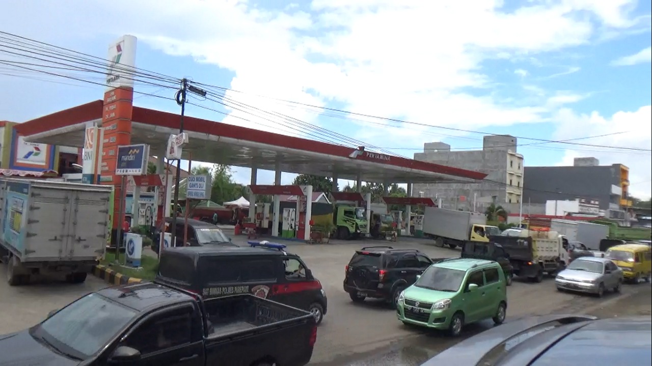 Kelangkaan BBM Akibatkan Antrean Panjang Kendaraan di Sejumlah SPBU