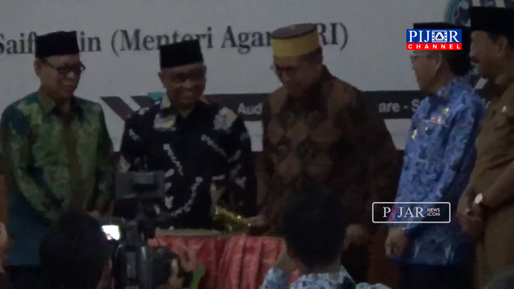 Menteri Agama Lukman Hakim Saifuddin memukul gendang tanda peresmian IAIN Parepare dan IAIN Bone.