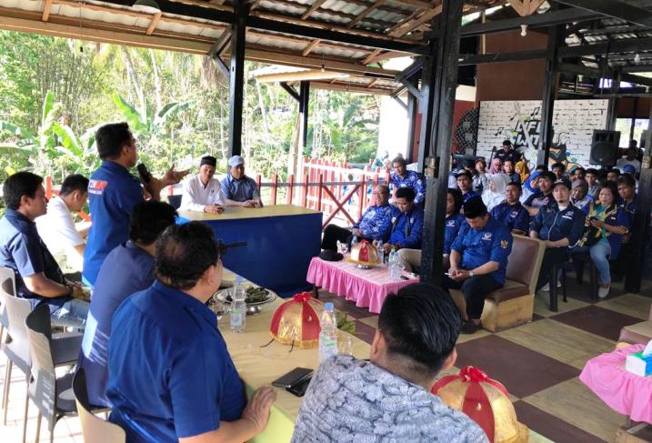 RMS Serahkan 3 Ambulance Nasdem di Kabupaten Enrekang