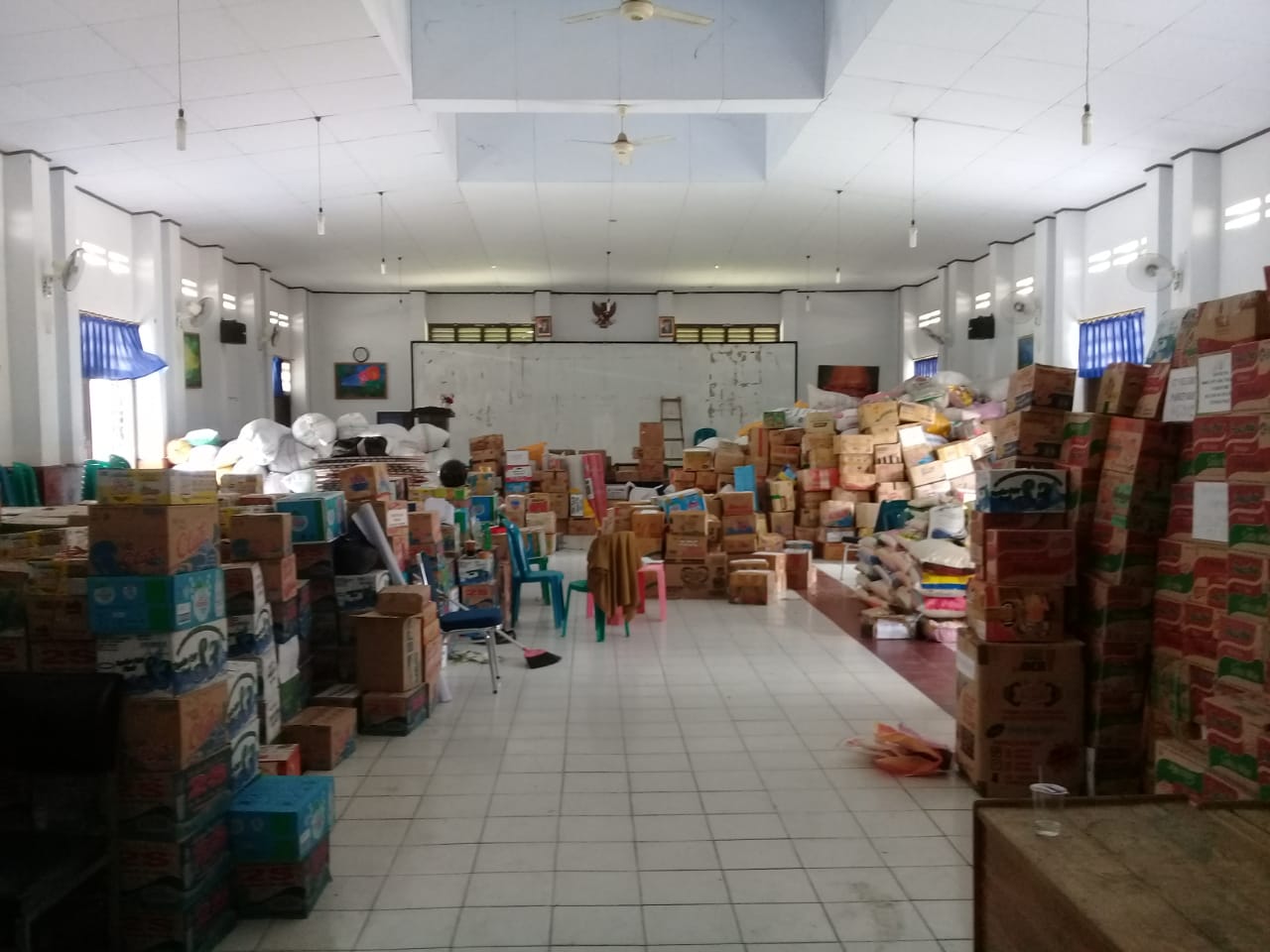 Bantuan Korban Gempa Sulteng yang masih disimpan di Aula Dinas Pendidikan Kota Parepare.