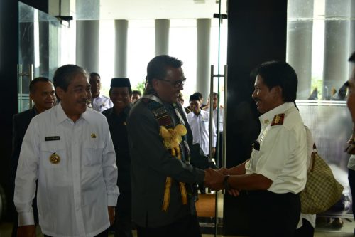 Gubernur Sulsel, Prof Nurdin Abdullah saat bersalaman dengan Kadis Kominfo Sidrap, Ir Kandacong.